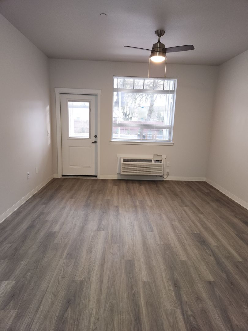 Lebanon Apartment: 1900 S 2nd St