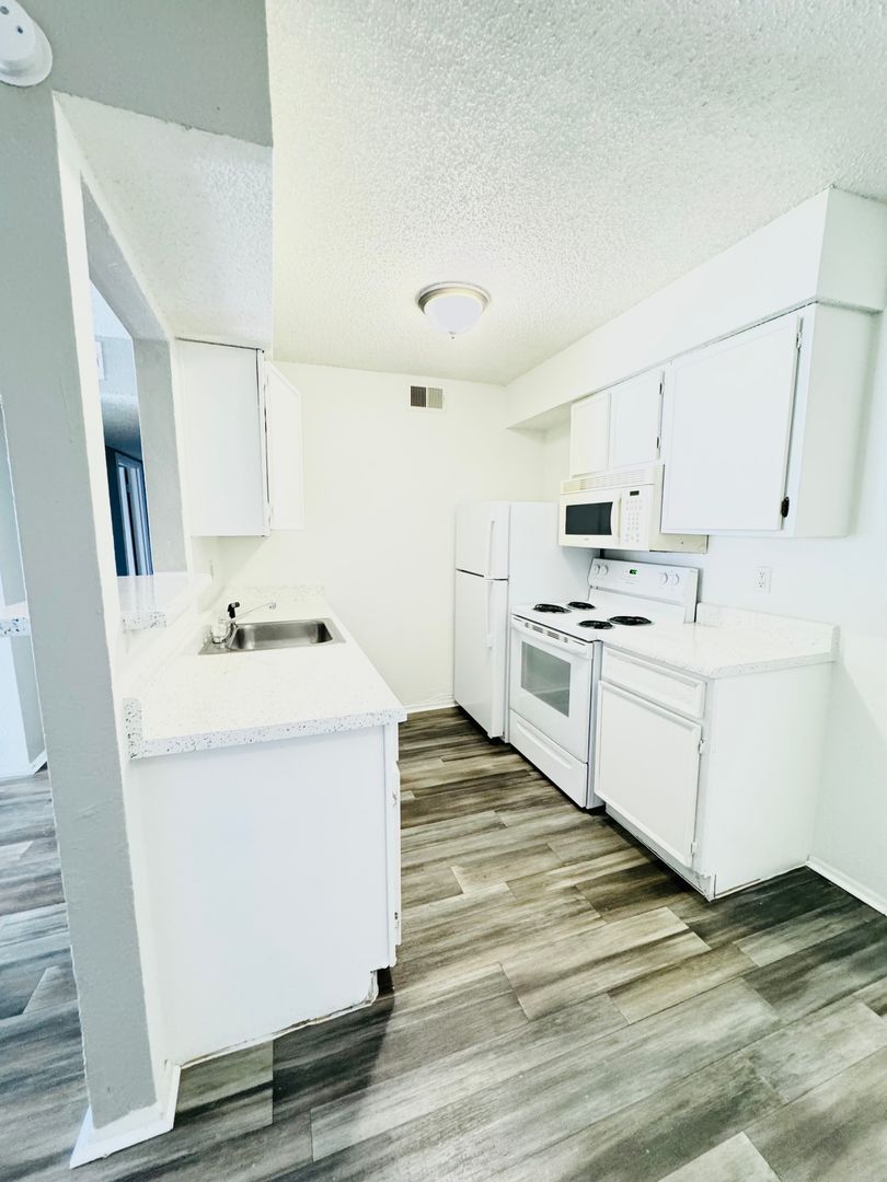 Tulsa Apartment: 2002 E 73rd St