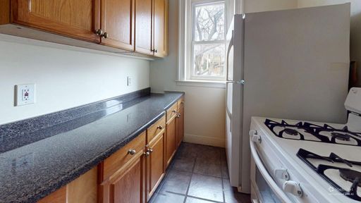 ONE MONTH FREE | Spacious 1-BR Near Downtown! Heat & hot water included! – photo 1