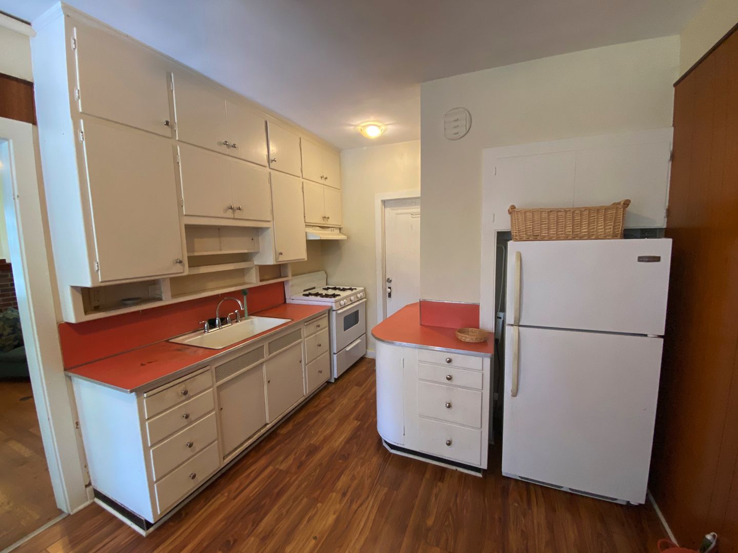 New Haven Apartment: 137 Nicoll St.