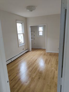 SUNNY!! RENOVATED!! Comfortable, lovely 1bdr in fashionable East Norwalk (behind Brim and Crown)