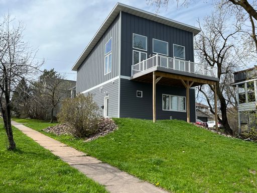 614 N 7th Ave E , Duluth, MN 55805