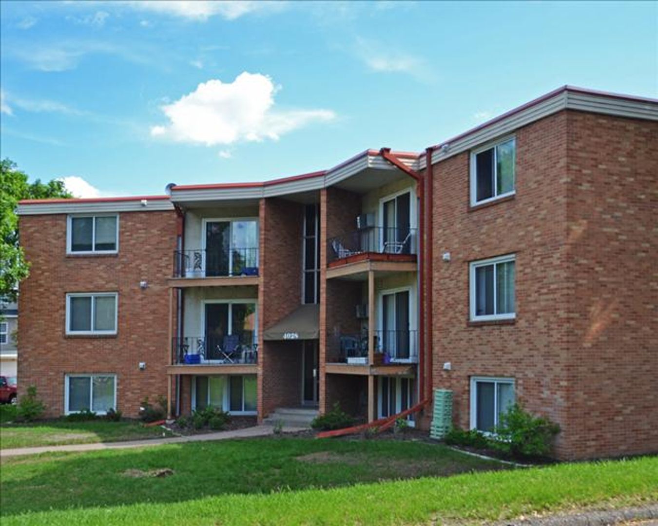 Robbinsdale Apartment: 4028 37th Ave N