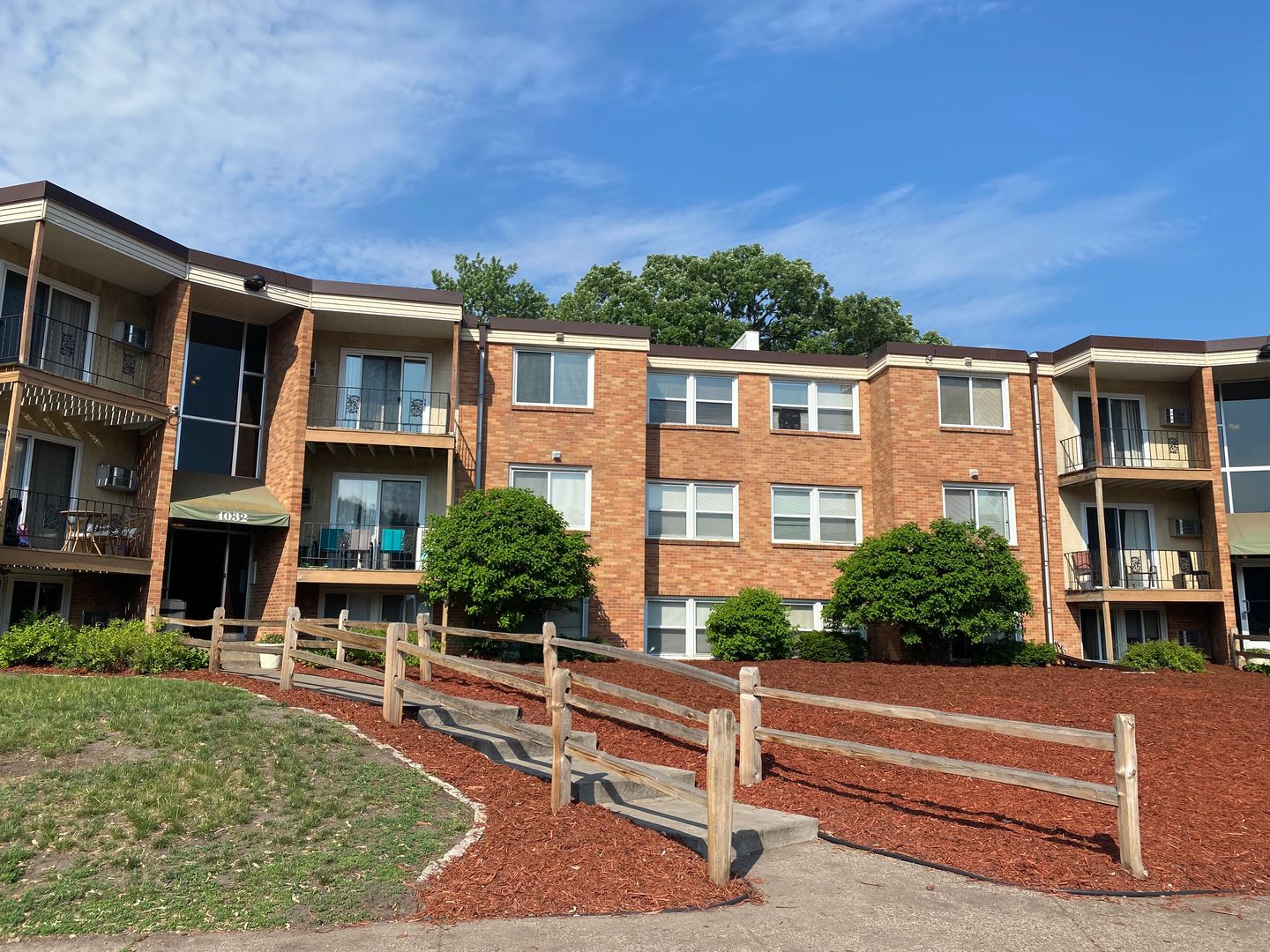 Robbinsdale Apartment: 3737 Hubbard Ave. N.