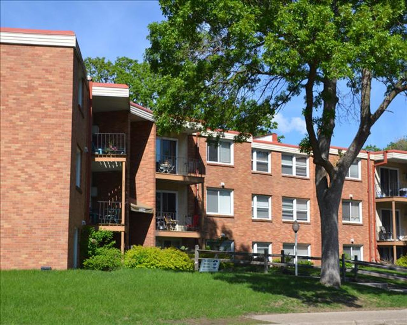 Robbinsdale Apartment: 4032 37th Ave. N