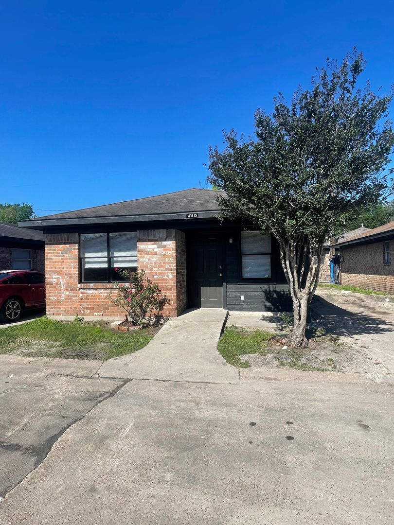 Houston Apartment: 447 East Whitney St