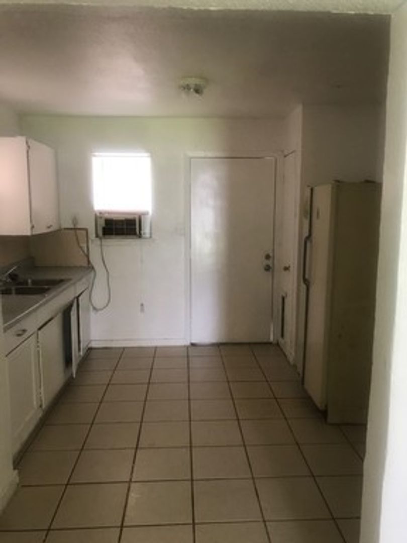 Houston Apartment: 8122 Autumn Ln