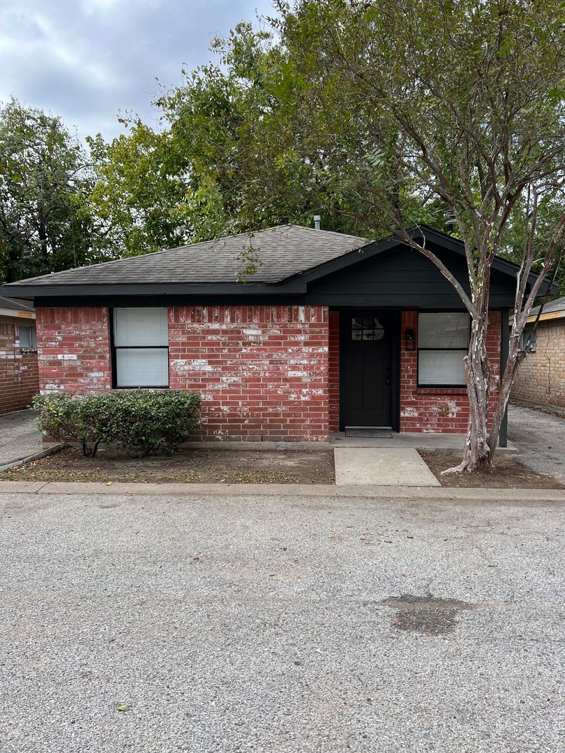 Houston Apartment: 447 East Whitney St