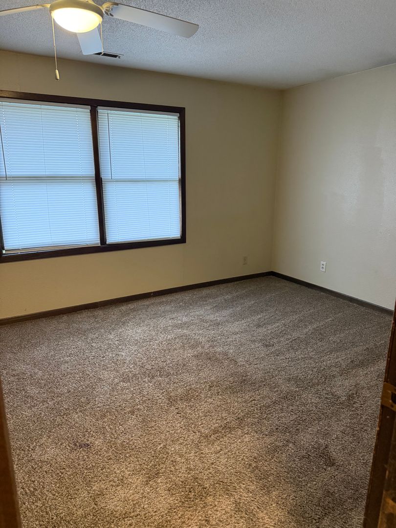 Fort Dodge Apartment: 812 North 7th Street