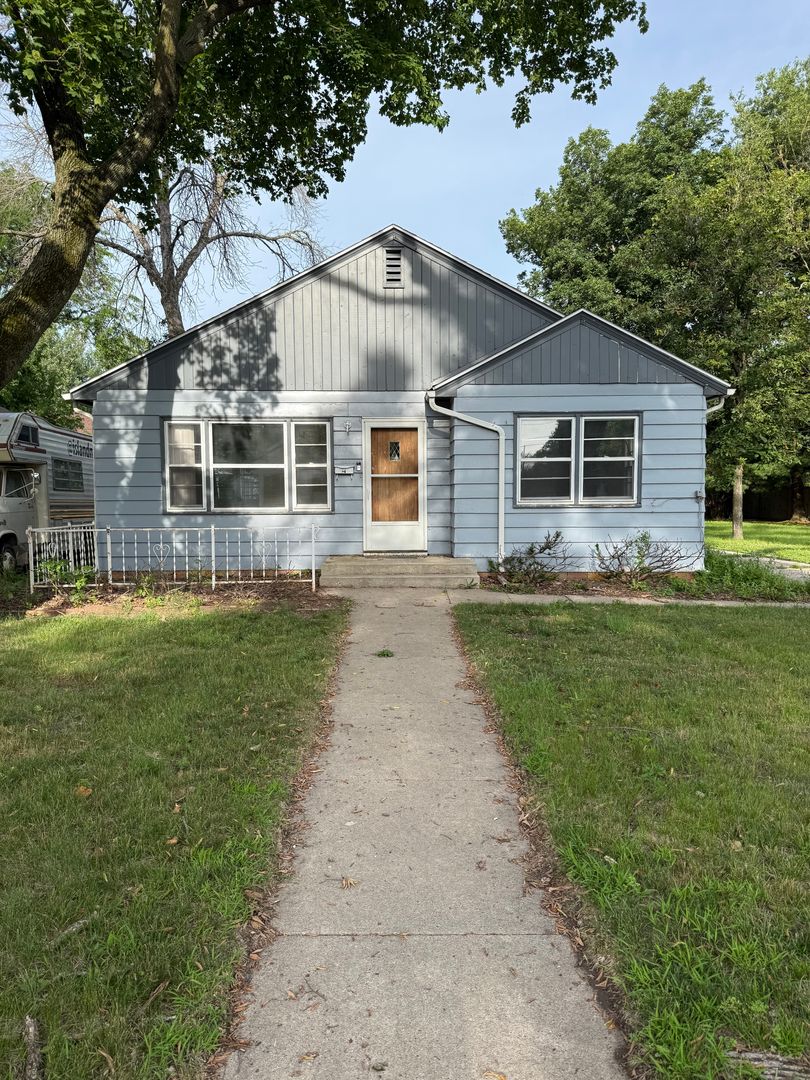 Fort Dodge House: 806 N 2nd St