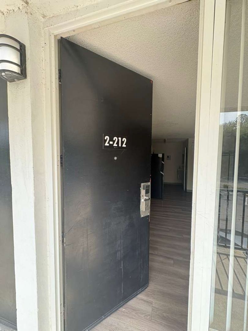 Jacksonville Apartment: 1057 Broward Rd.