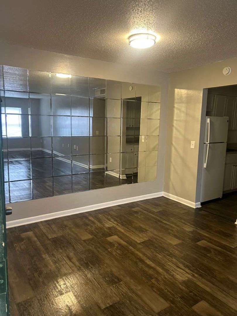 Jacksonville Apartment: 2401 Jammes Rd