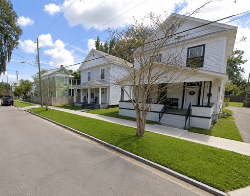 Fully Renovated 2/1 Available for Immediate Rent! – photo 1