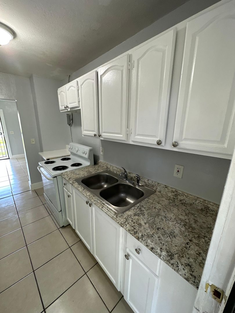 2540/2542 Moncrief Rd