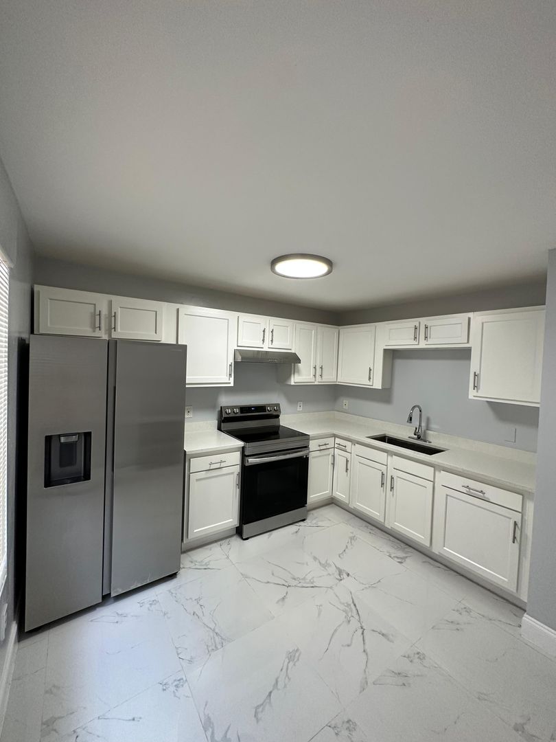 Jacksonville House: 10973 Traci Lynn Dr