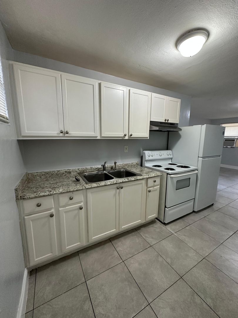 Jacksonville Apartment: 1230 W 3 St.