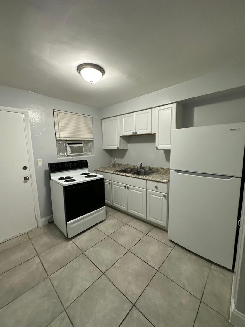 Jacksonville Apartment: 2004 Palafox St.