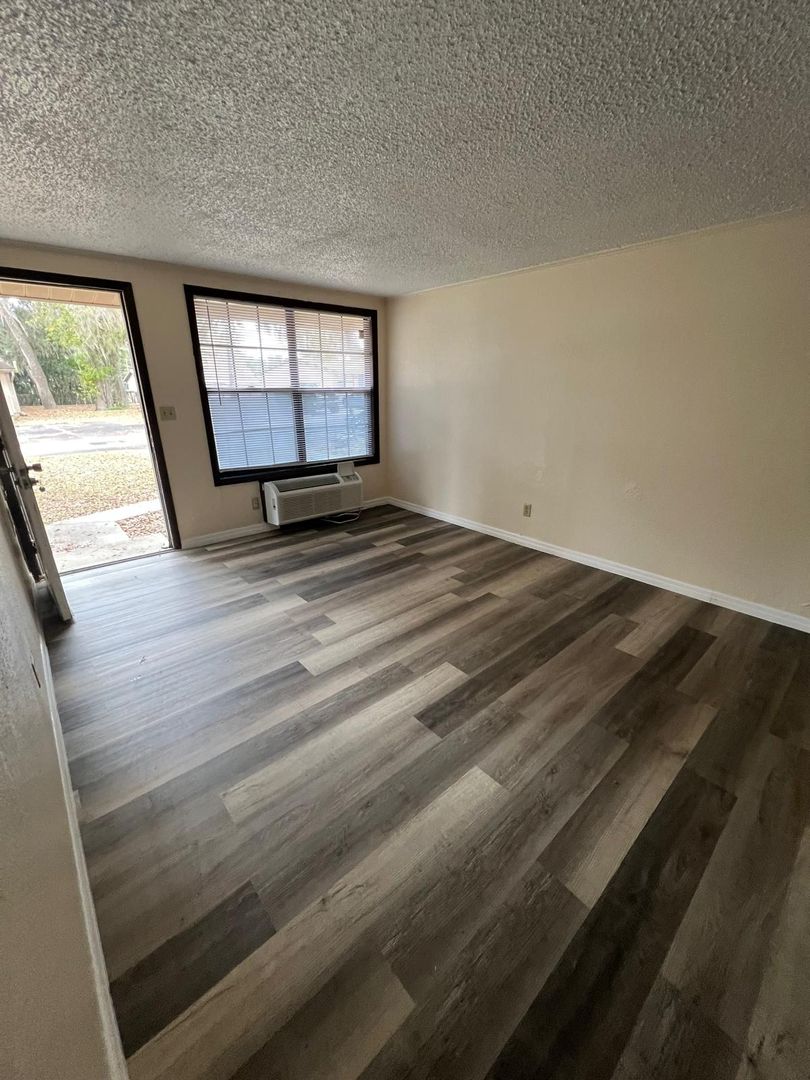 Belleview Apartment: 10431 SE 49th Ct