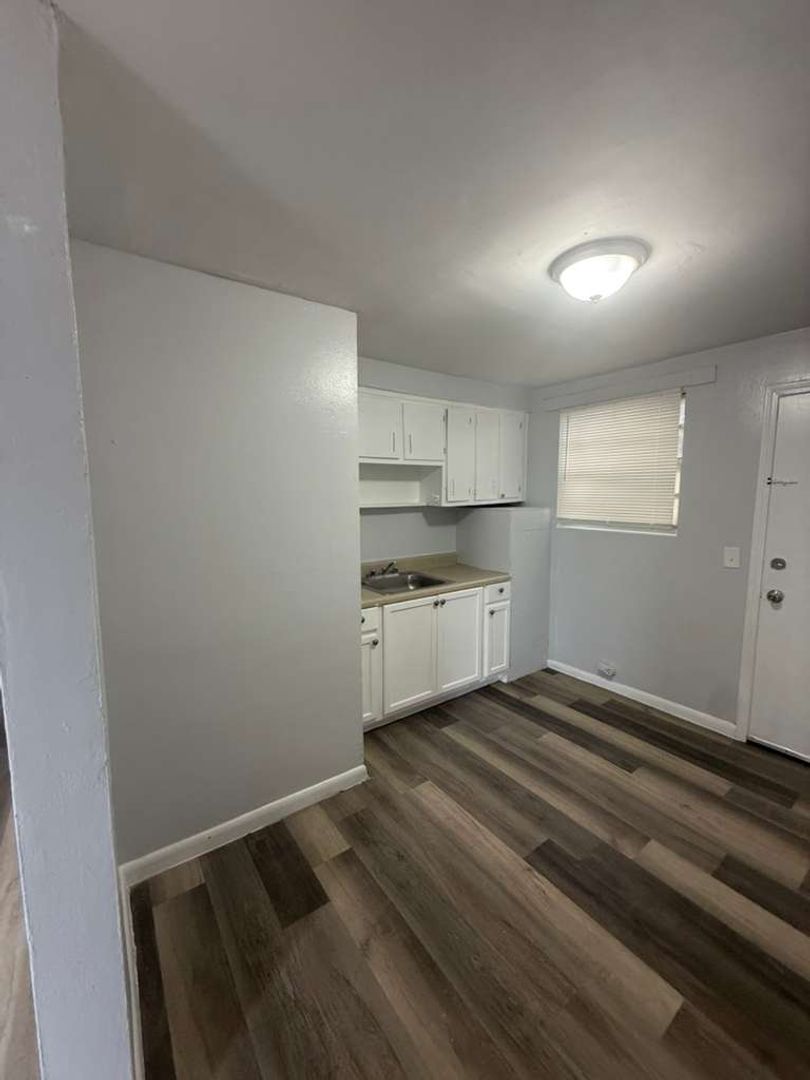 1305 W 6th St #1-4 3 of 12