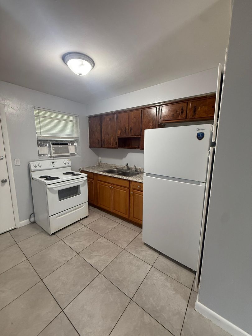 Jacksonville Apartment: 2002 Palafox St.