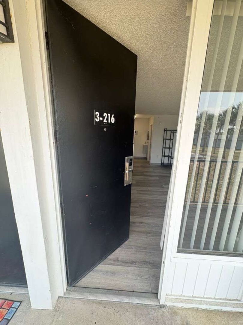 Jacksonville Apartment: 1057 Broward Rd.