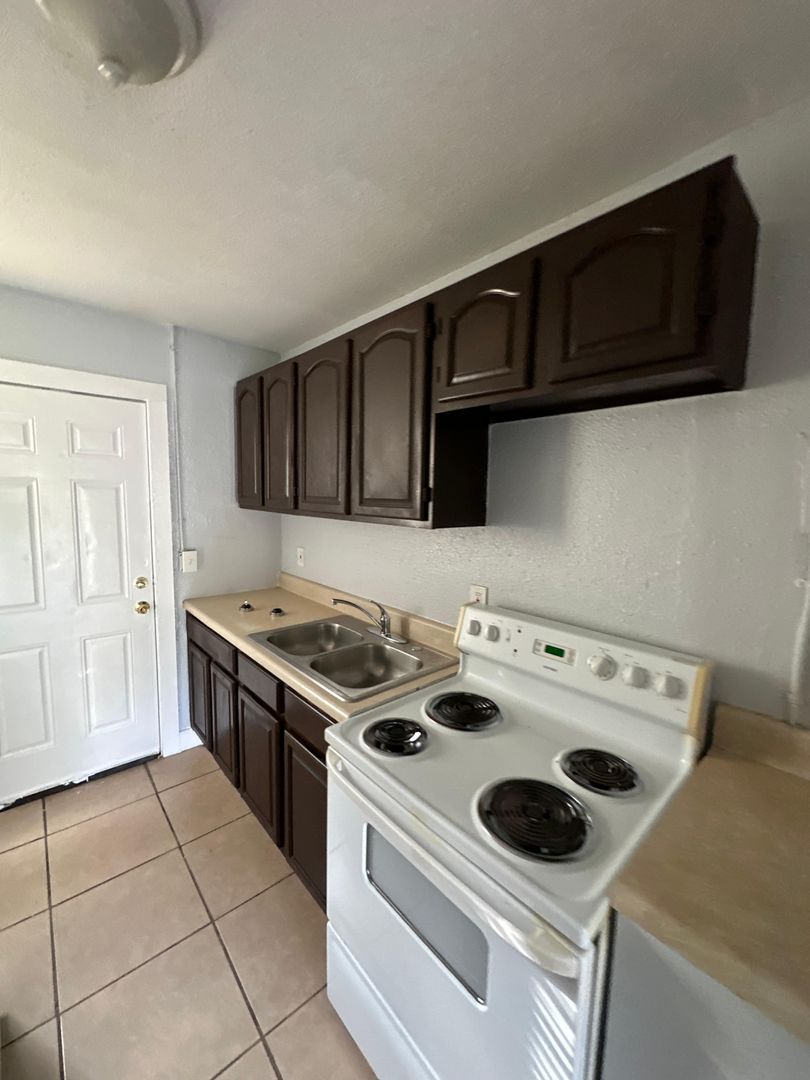 Jacksonville Apartment: 2532/2534 Moncrief Rd