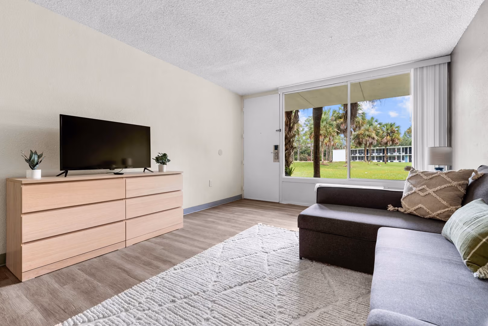 Jacksonville Apartment: 1057 Broward Rd.