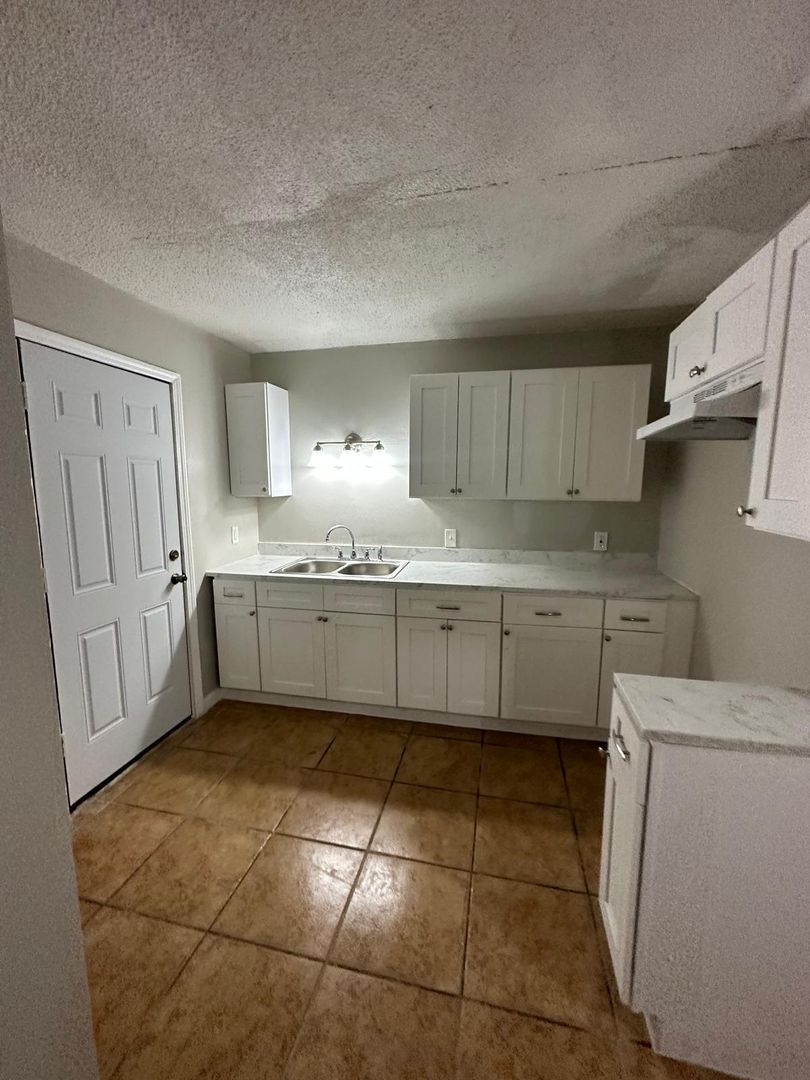 Jacksonville Apartment: 2851 Sophia St
