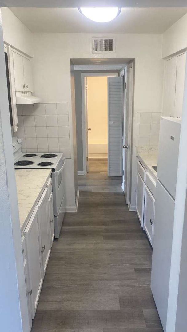 Jacksonville Apartment: 2401 Jammes Rd