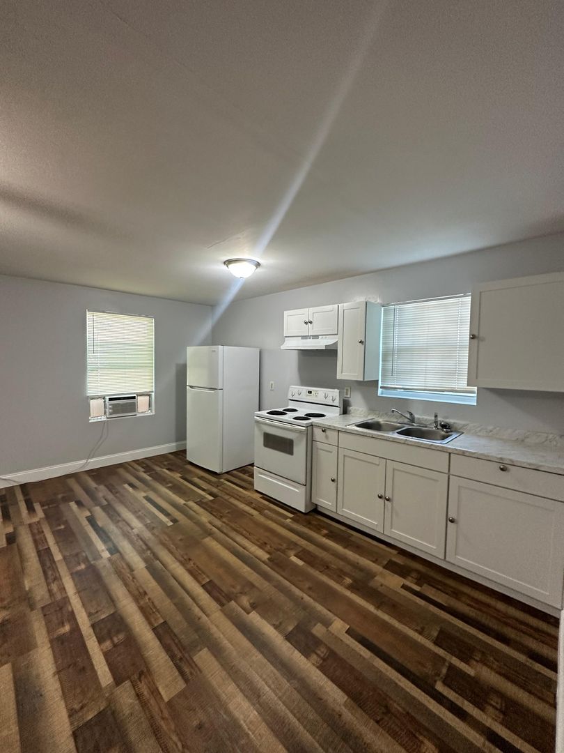 Jacksonville Apartment: 320B - 322 Nixon St.