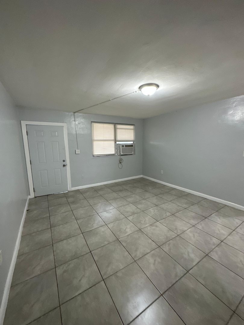 Jacksonville Apartment: 1230 W 3 St.
