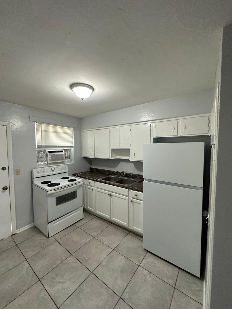 Jacksonville Apartment: 2020 Palafox St.