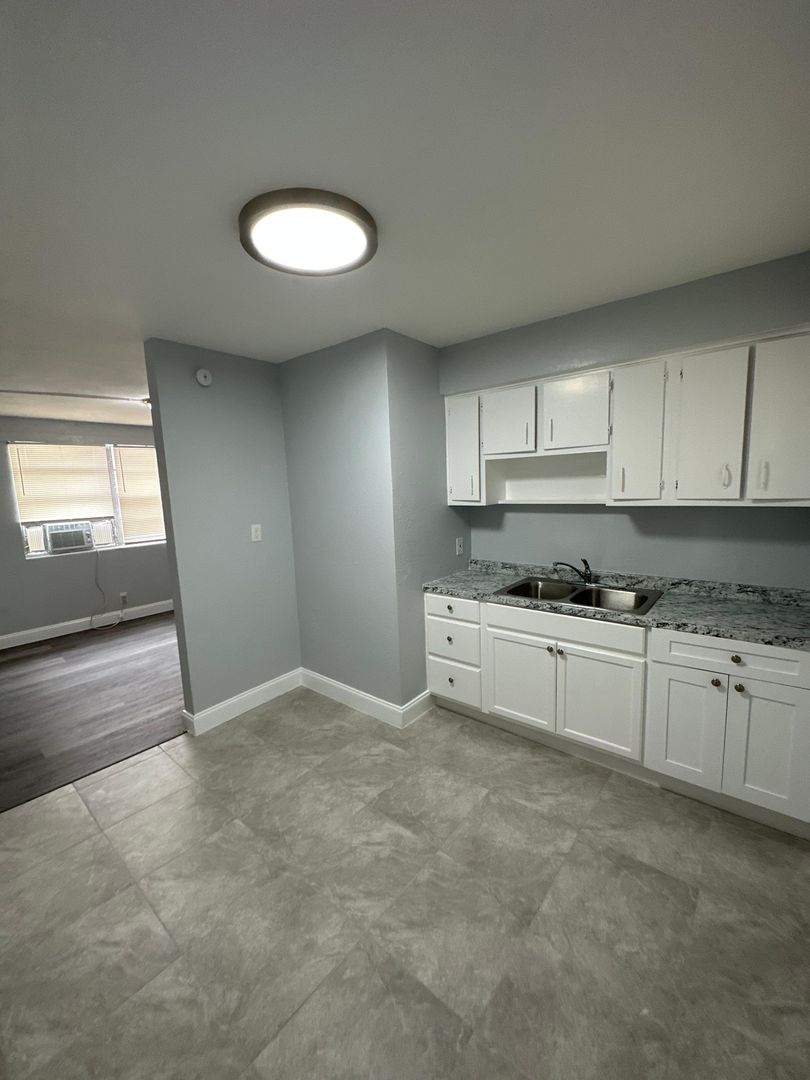 Jacksonville Apartment: 1305 W 6th St #1-4