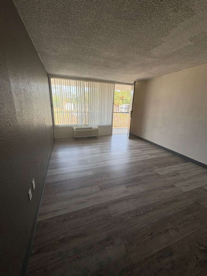 Jacksonville Apartment: 1057 Broward Rd.