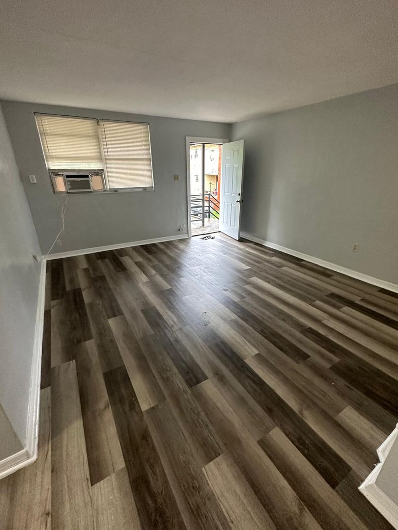 Jacksonville Apartment: 1230 W 3 St.