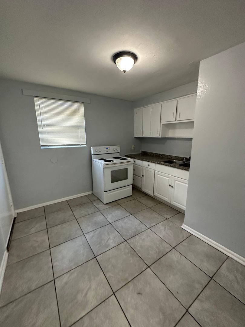 Jacksonville Apartment: 1305 W 6th St #1-4