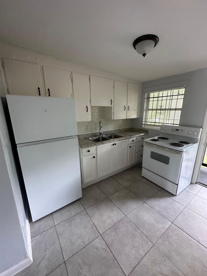 Jacksonville Apartment: 3805 Fairfax St