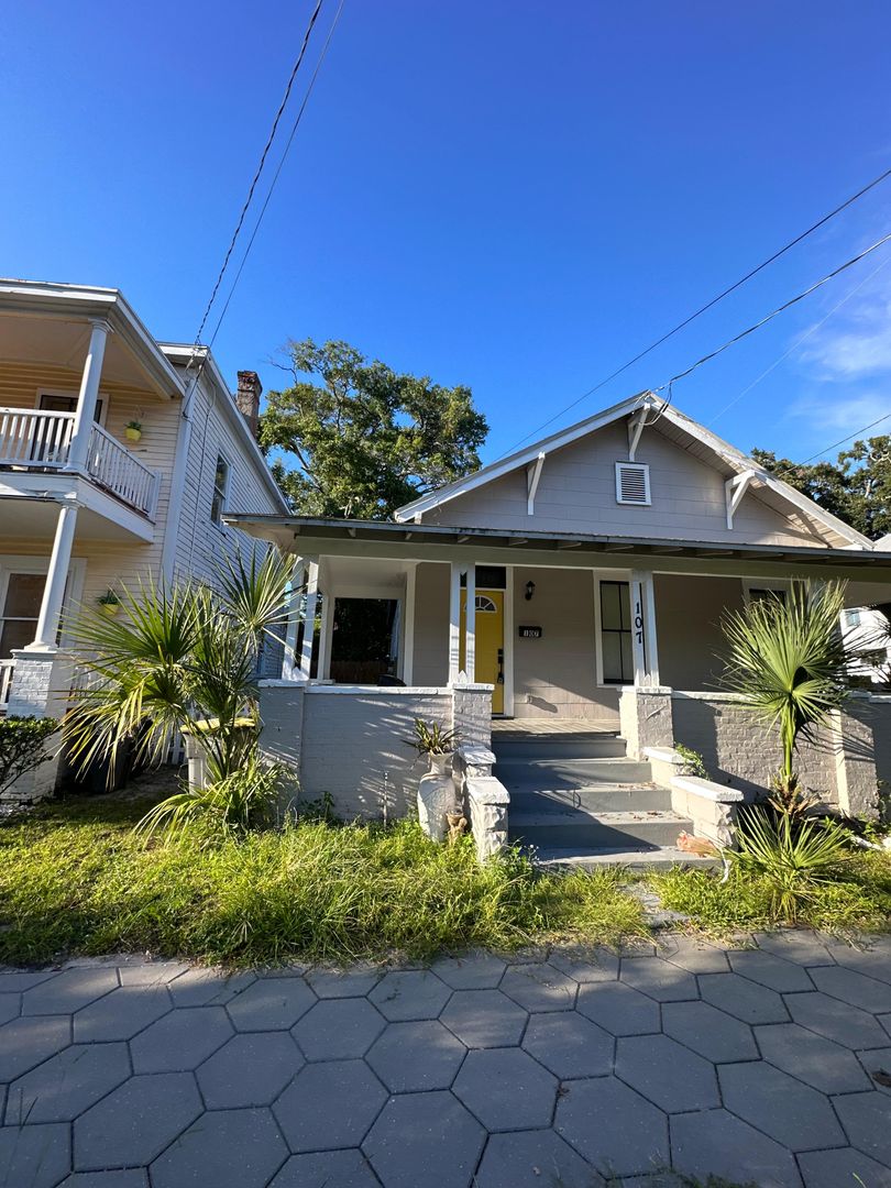 Jacksonville House: 107 E 9th St