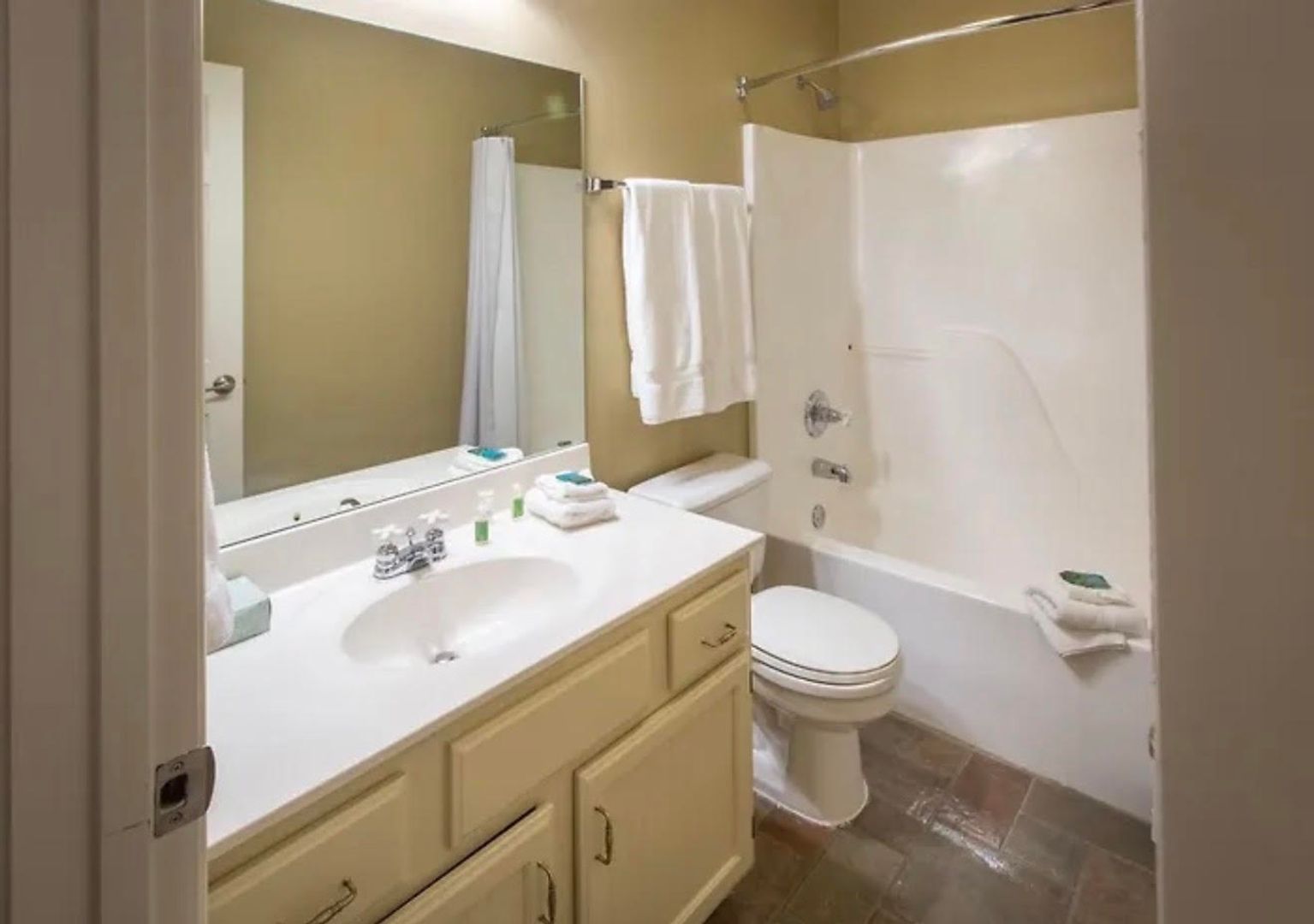 Festus - 2 bed, 2 bath Fully Furnished Condo with in-unit Washer & Dryer + Resort Style Amenities - $1500 per Month / $1500 Security Deposit 7 of 12