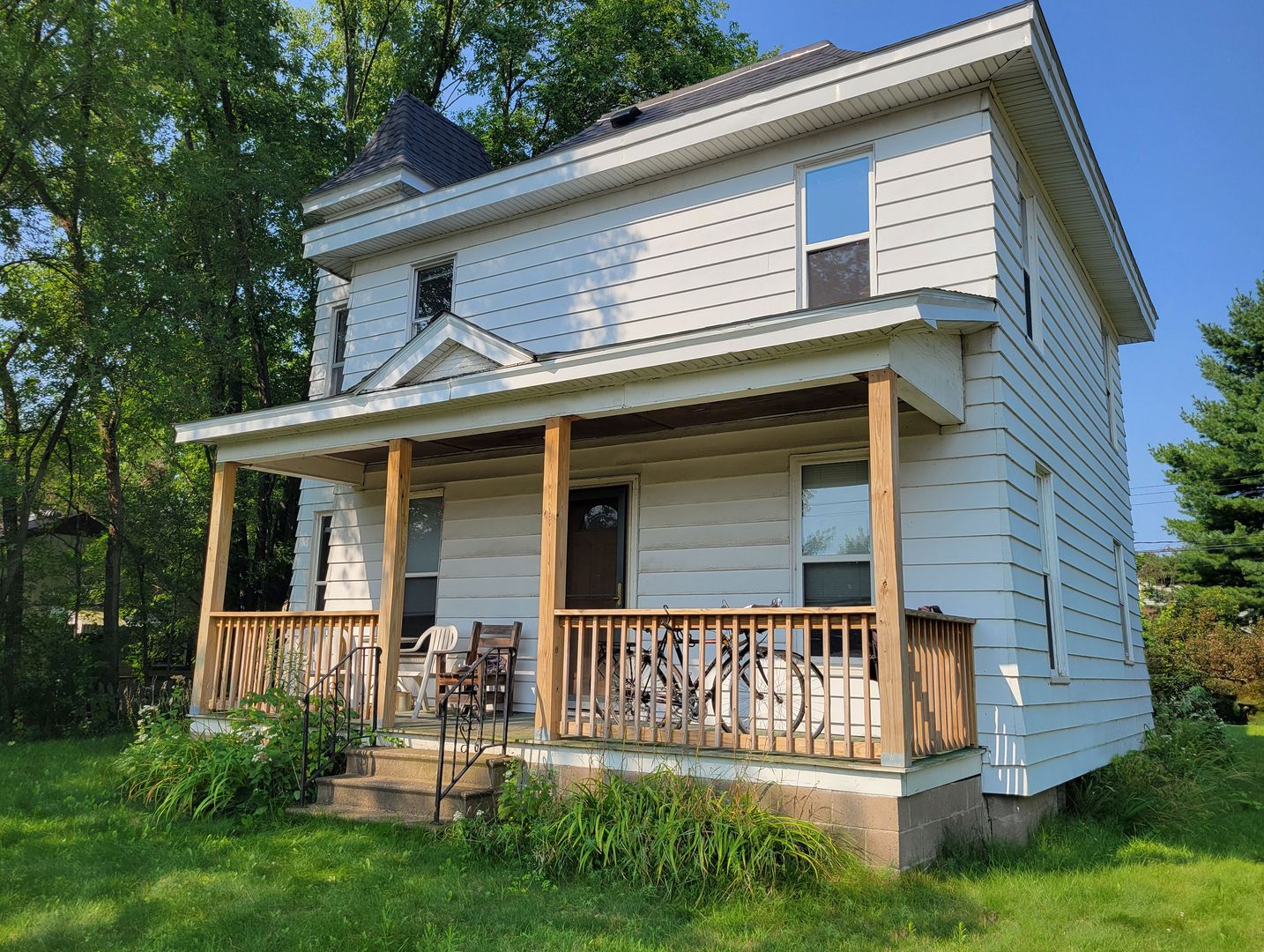 Eau Claire Apartment: 2332/2332 1/2 3rd St.