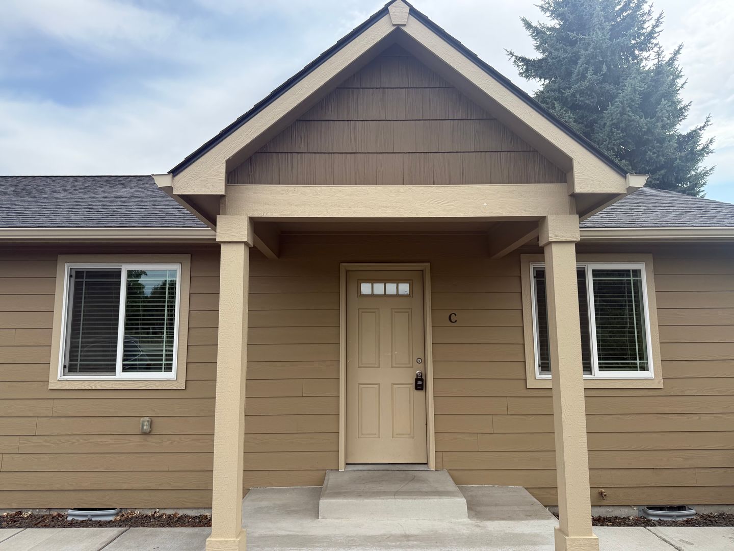 Zillah Apartment: 306 2nd Ave
