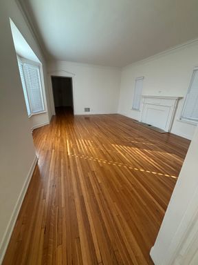 Spacious 2-Bedroom, 2-Bath Apartment with Parking in Beverly Hills – photo 1