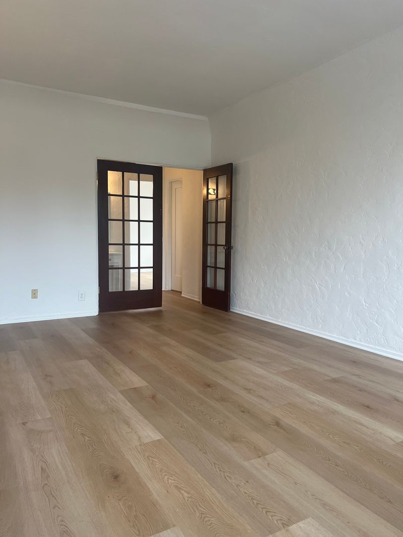 Los Angeles Apartment: 732 South Mansfield Ave