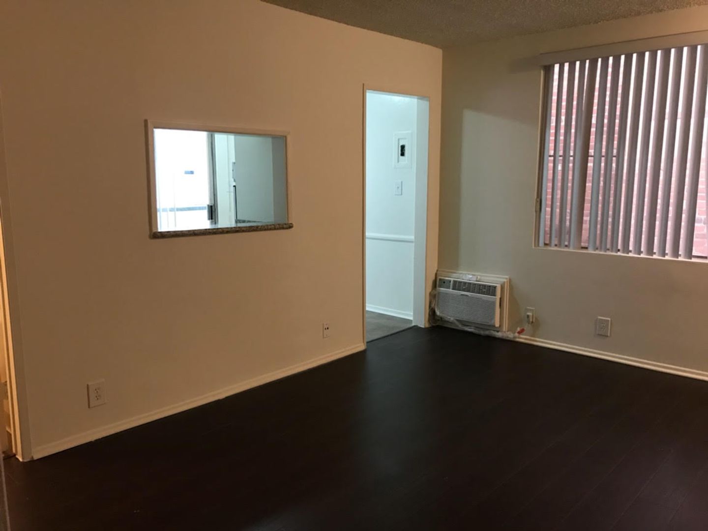 Los Angeles Apartment: 7067 Hawthorn Avenue