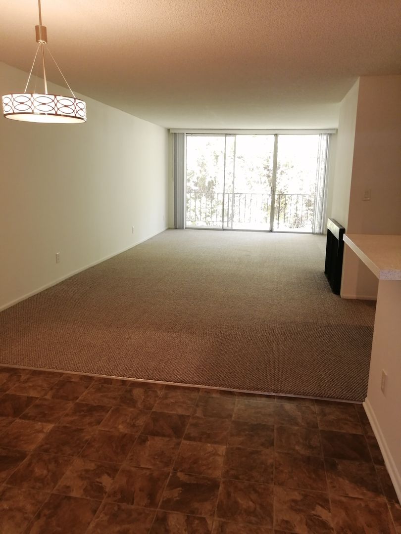 Los Angeles Apartment: 7245 Hillside Avenue