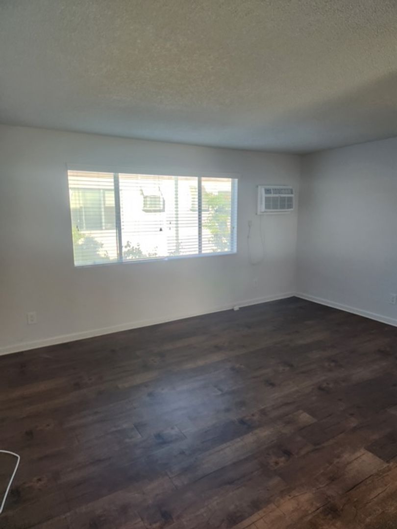 Tarzana Apartment: 5809 N. Reseda Boulevard