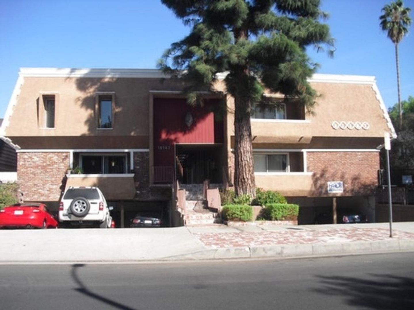 North Hollywood Apartment: 11147 Huston Street