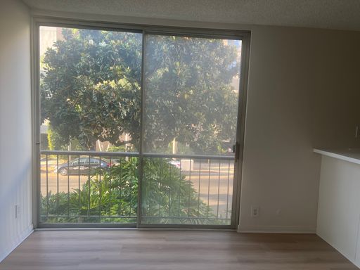 Gorgeous & Spacious 1 Bedroom 1 Bath in The Heart Of Hollywood – photo 1