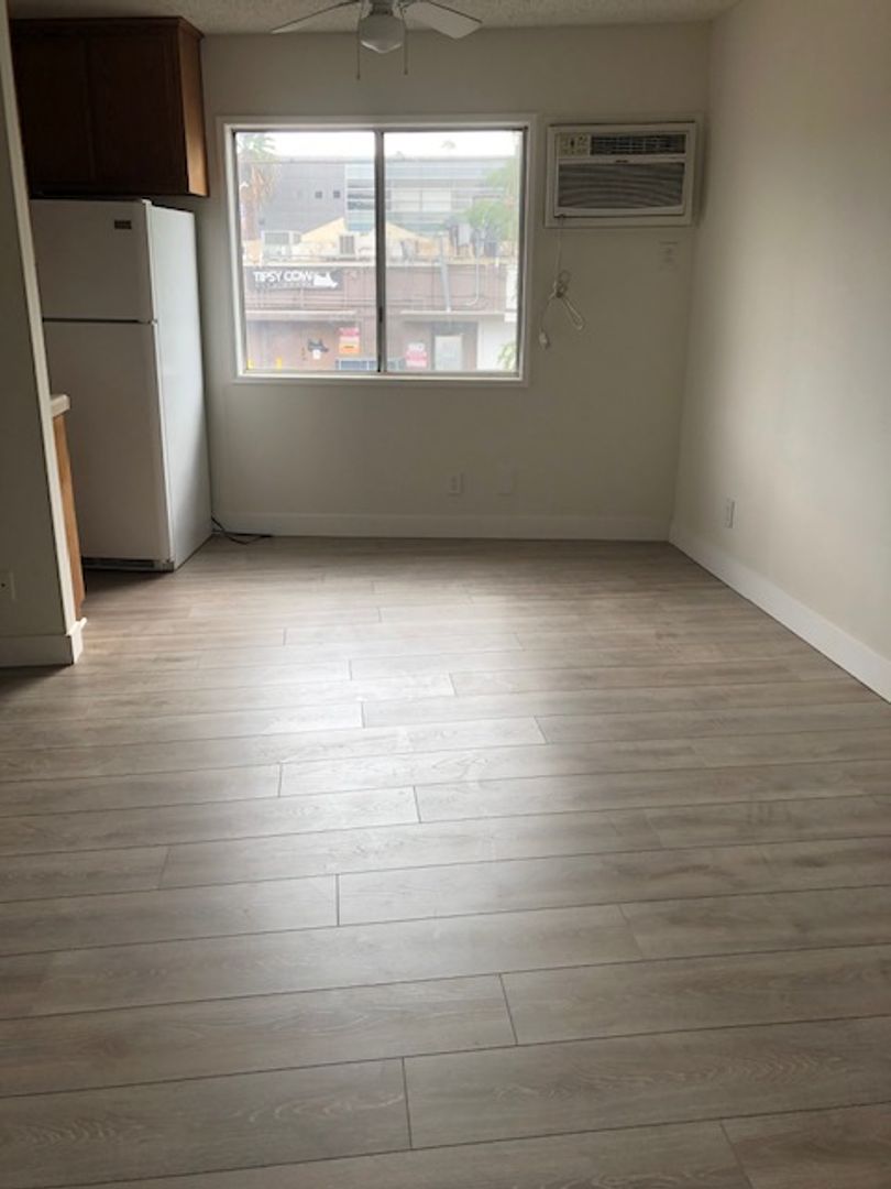 Sherman Oaks Apartment: 15000 Moorpark St