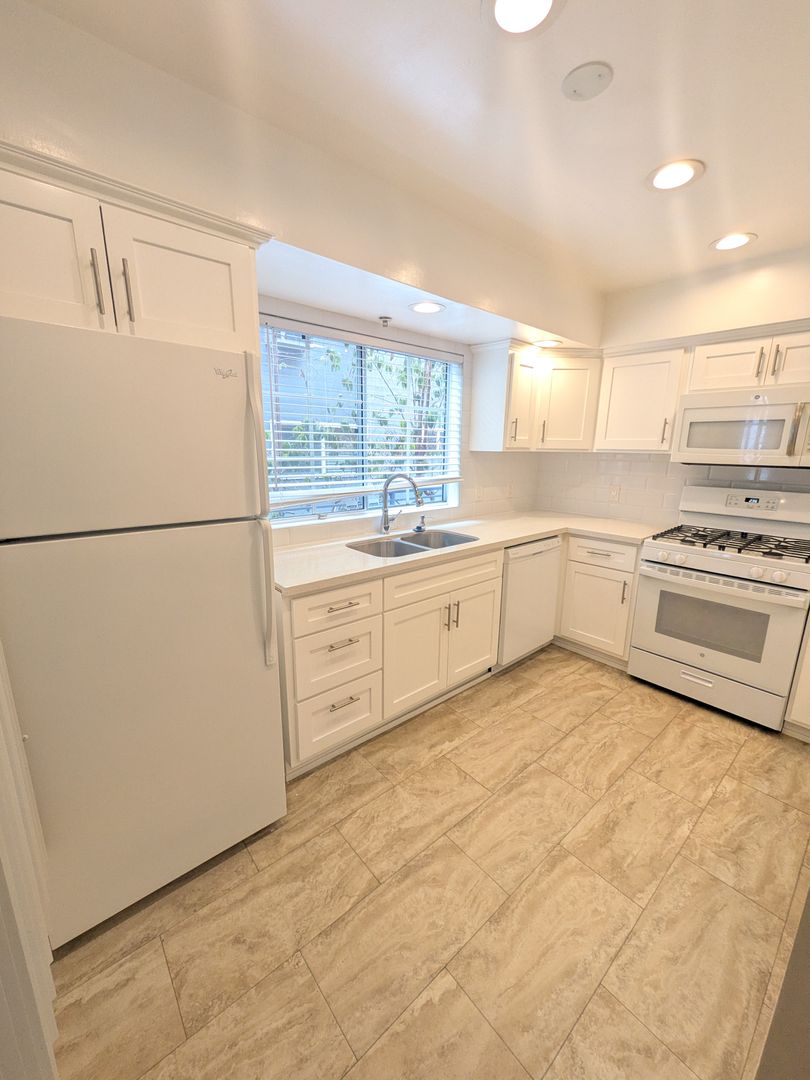 Los Angeles Apartment: 615 N. Hayworth AVe